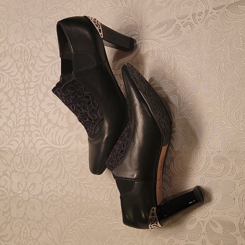NWOT BRIGHTON "RAND" HEELED BOOTIE SZ 7.5